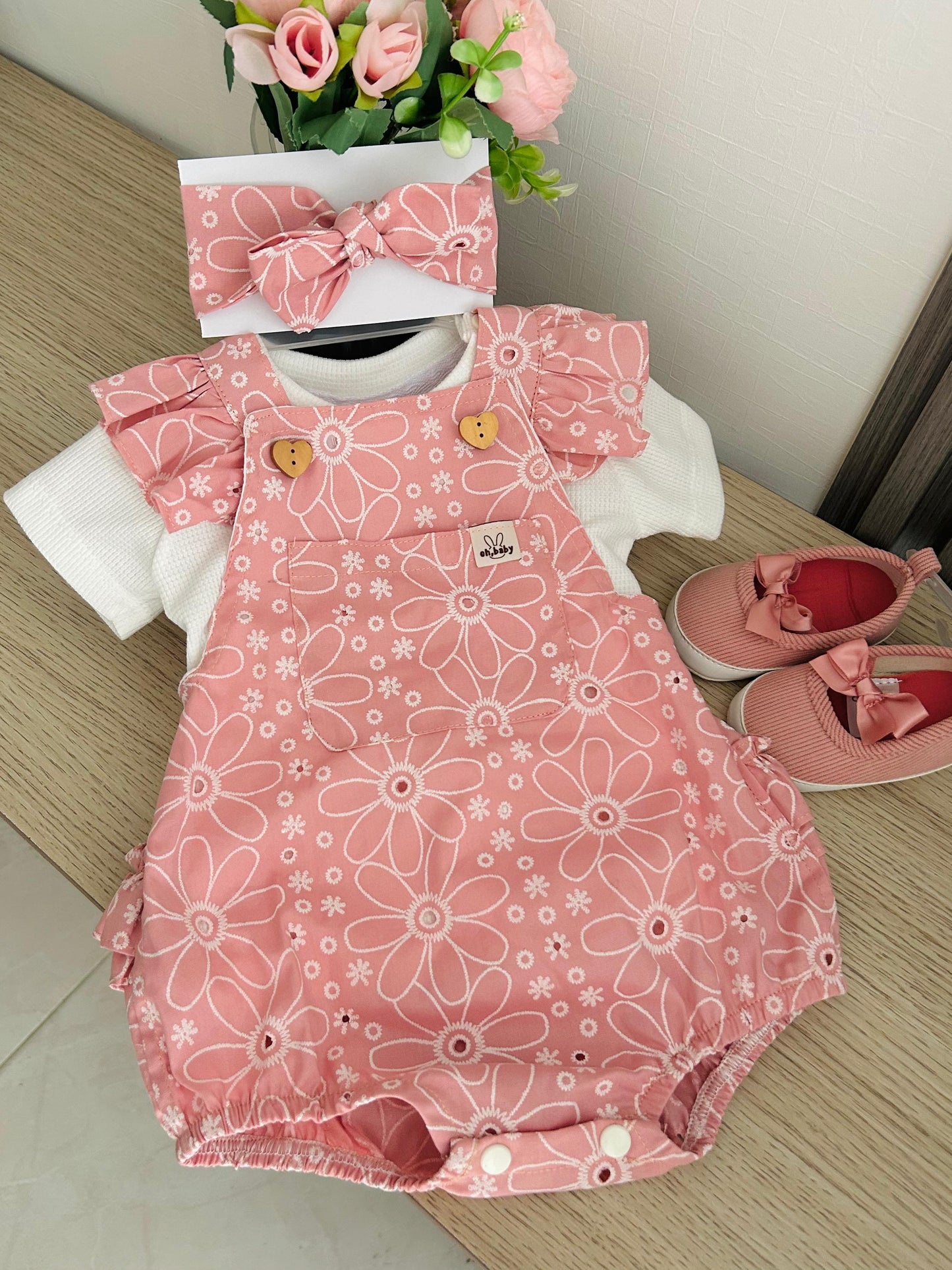 Asoleador con Camisa Blanca y Diadema Salmon