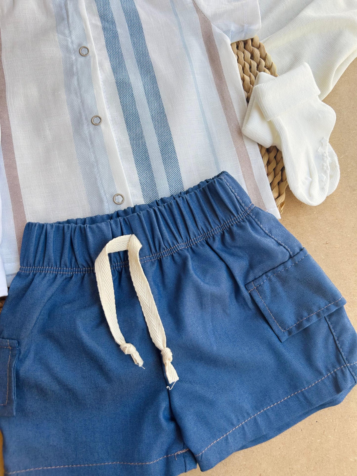 Conjunto De 3 Piezas, Short Azul Con Camiseta y Camisa de Rayas de Botones y Cuello
