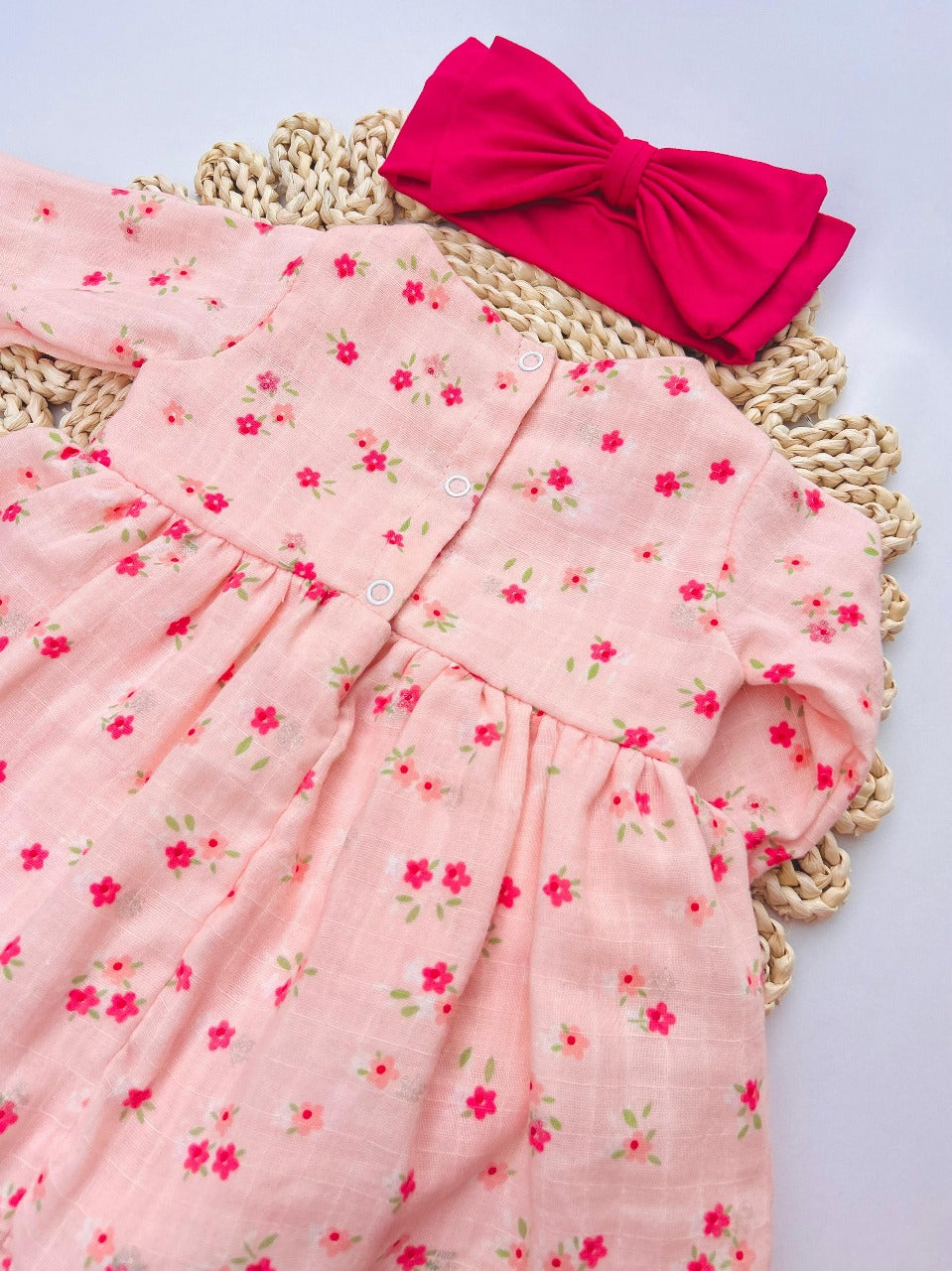 Vestido De Flores Rosado con Cubre Pañal Interno y Diadema
