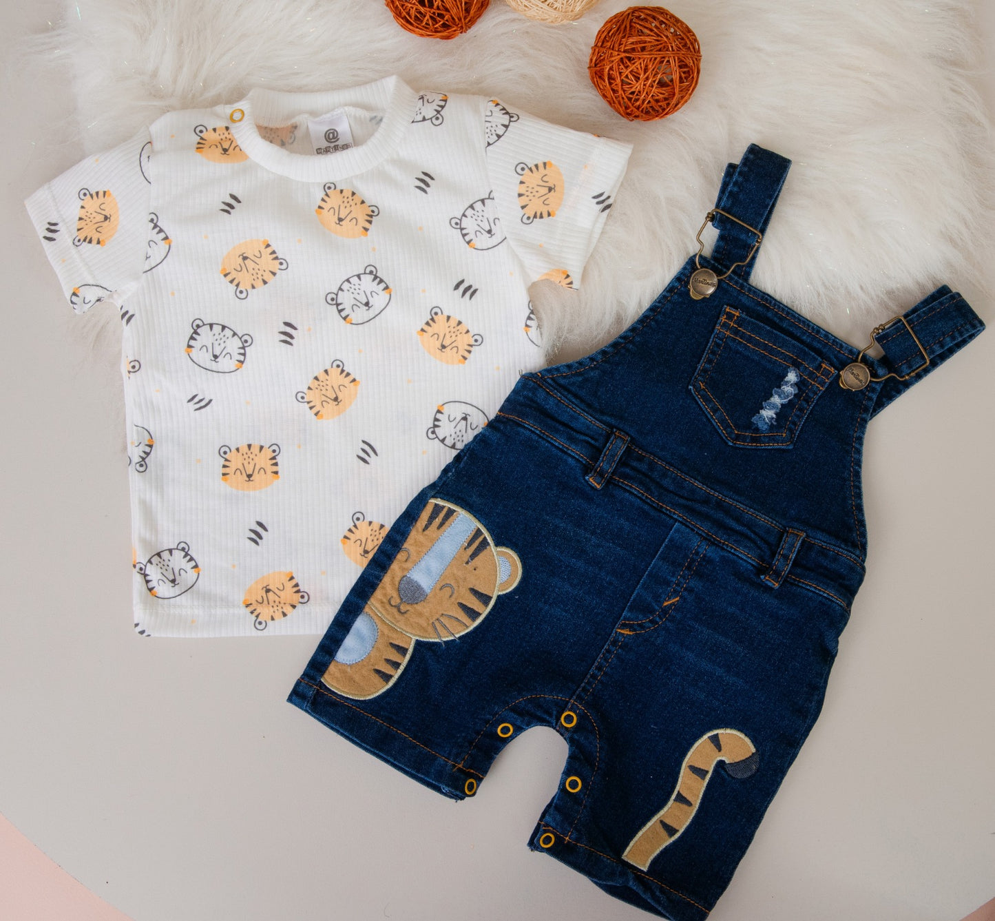 Braga Tigre Blanca con Jeans