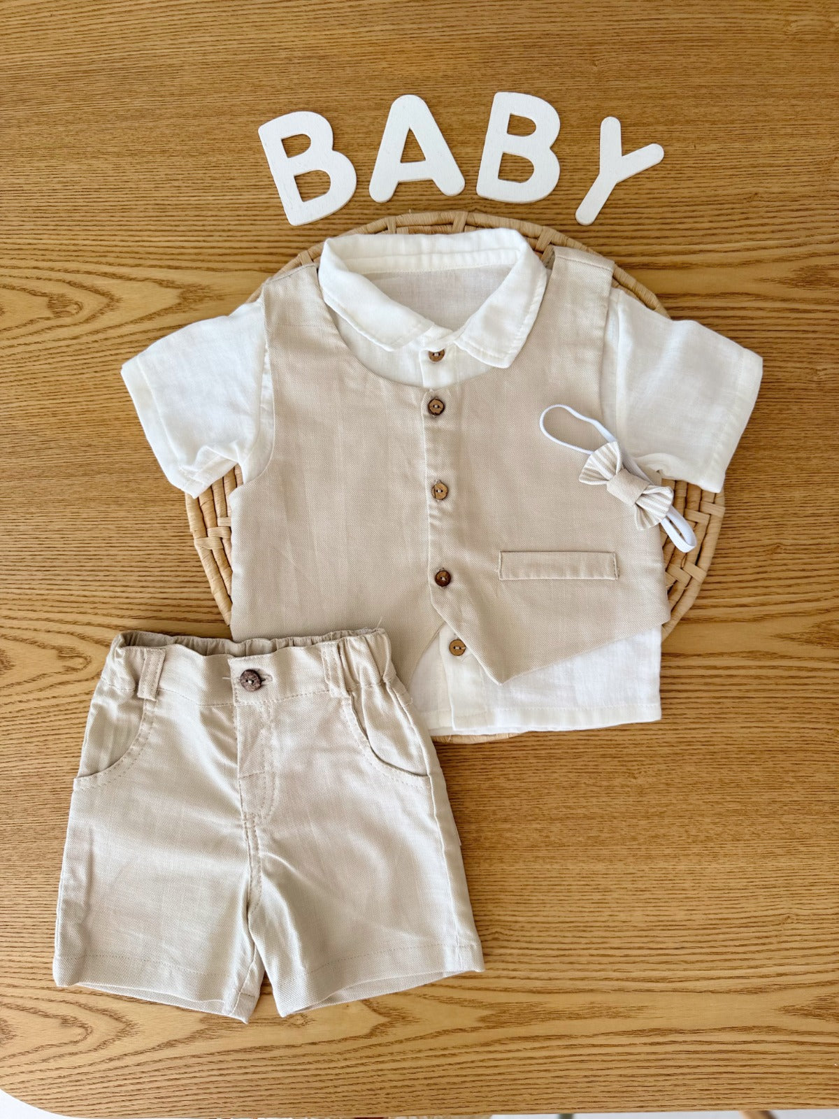 Conjunto Elegante Para Niño Con Camisa, Chaleco, Corbatín Y Bermuda En Color Beige