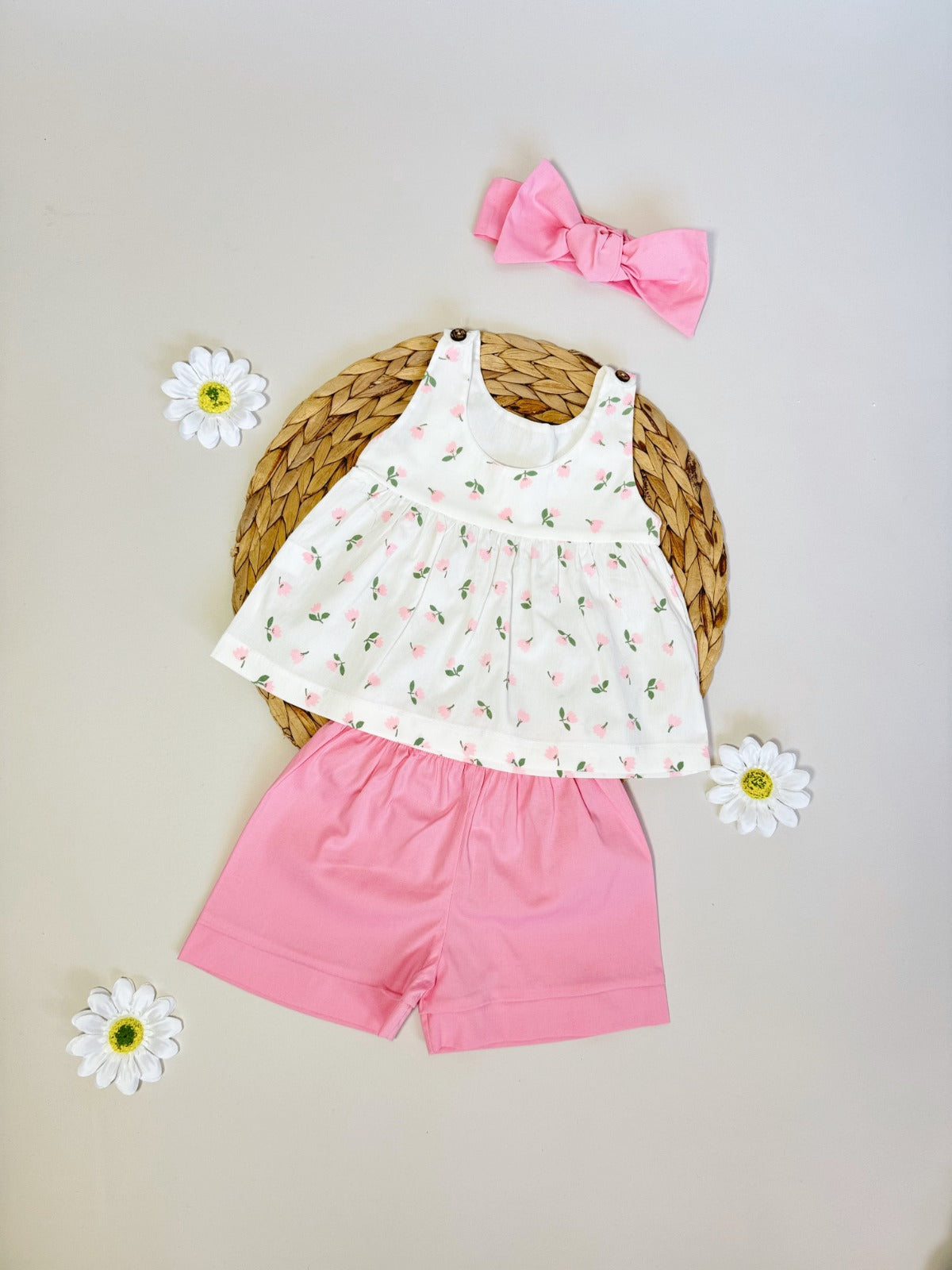Conjunto Rosado con Camisa Blanca de Flores