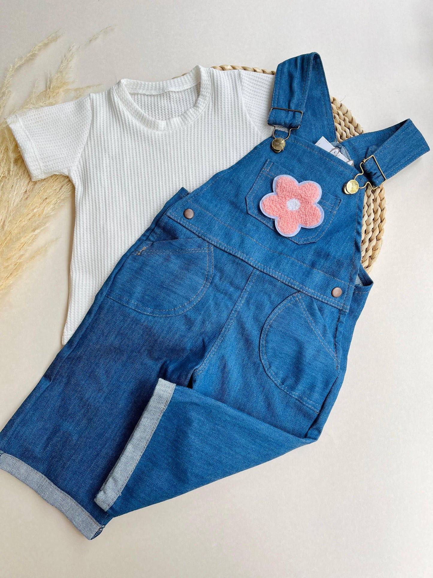 Overol en Jeans con Camisa Blanca