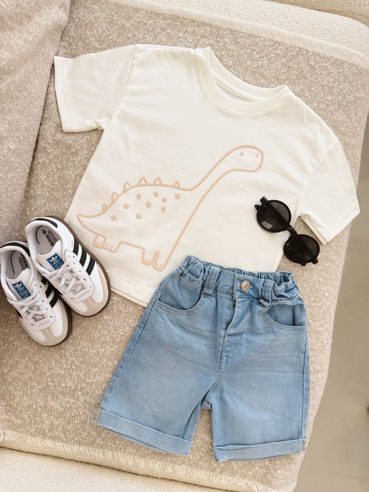 Conjunto Dino Short En Jeasn Y Camisa Blanca