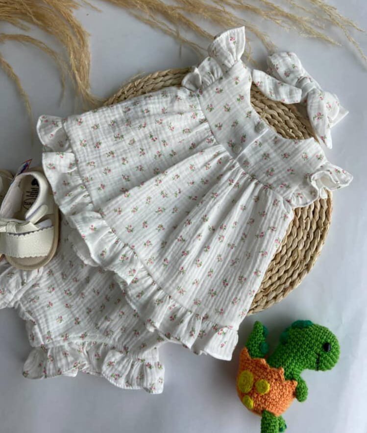 Conjunto de Short, Camisa y Diadema de Flores en Blanco y Rosado