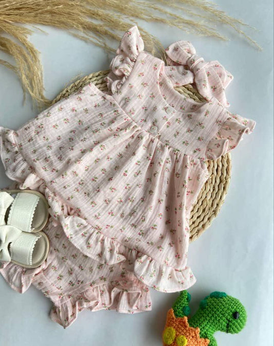 Conjunto de Short, Camisa y Diadema de Flores  en Blanco y Rosado