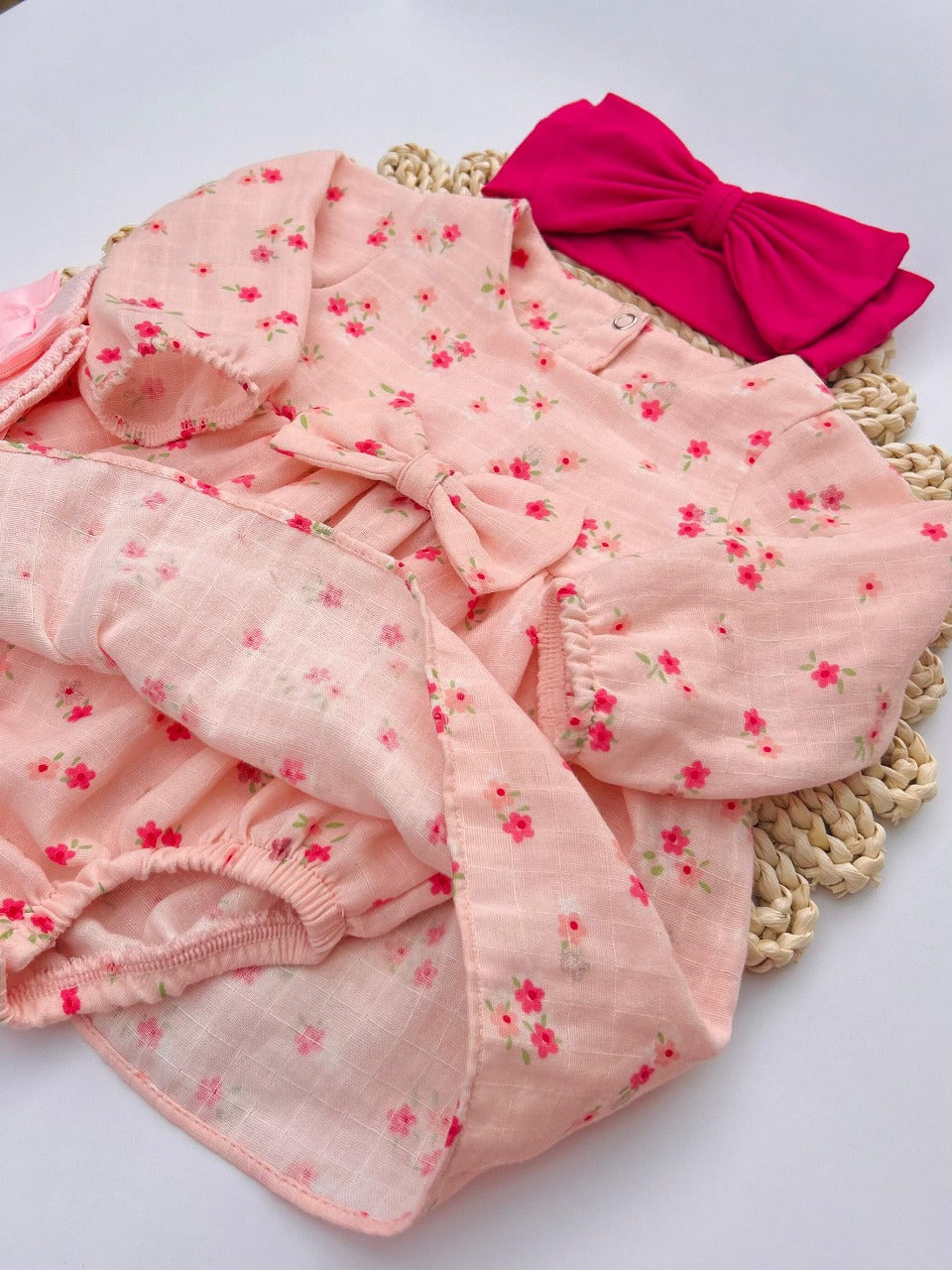 Vestido De Flores Rosado  con Cubre Pañal Interno y Diadema