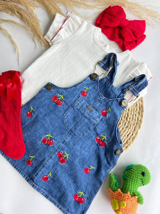 Jardinera en Jeans de Cereza Con Camisa Blanca