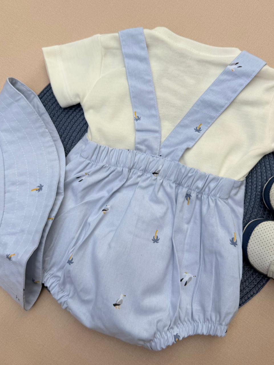 Asoleador Azul Con Camisa Blanca y Sombrero