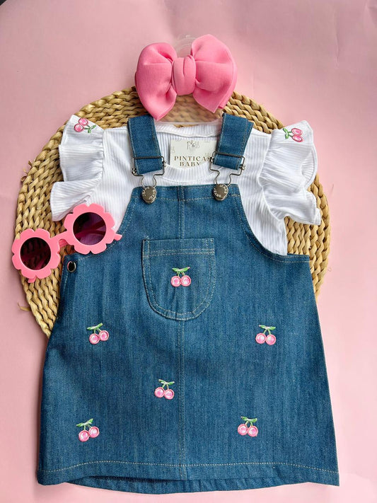 Jardinera De Cerezas En Jeans Con Camisa Blanca