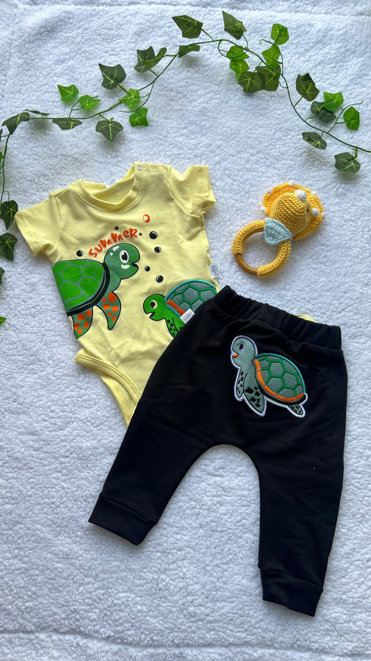 Conjunto de Body Amarillo y Jogger Azul de Tortuga