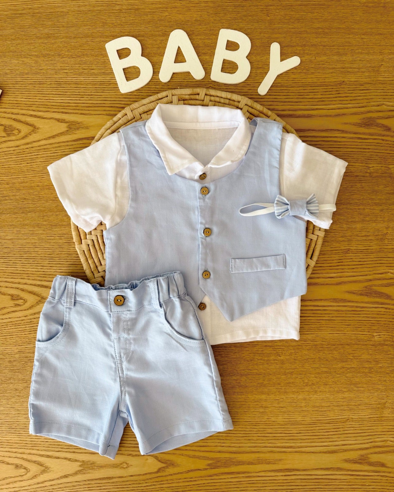 Conjunto Elegante Para Niño Con Camisa, Chaleco, Corbatín Y Bermuda En Color Celeste
