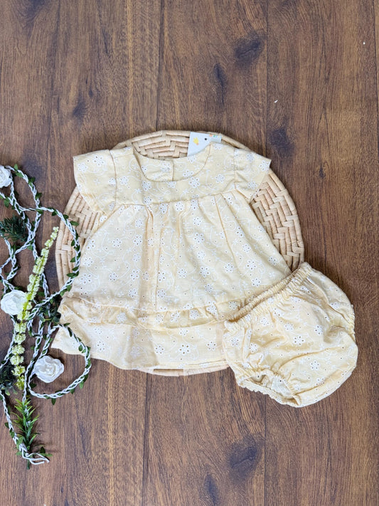 Conjunto De Dos Piezas En Ojalillo Amarillo