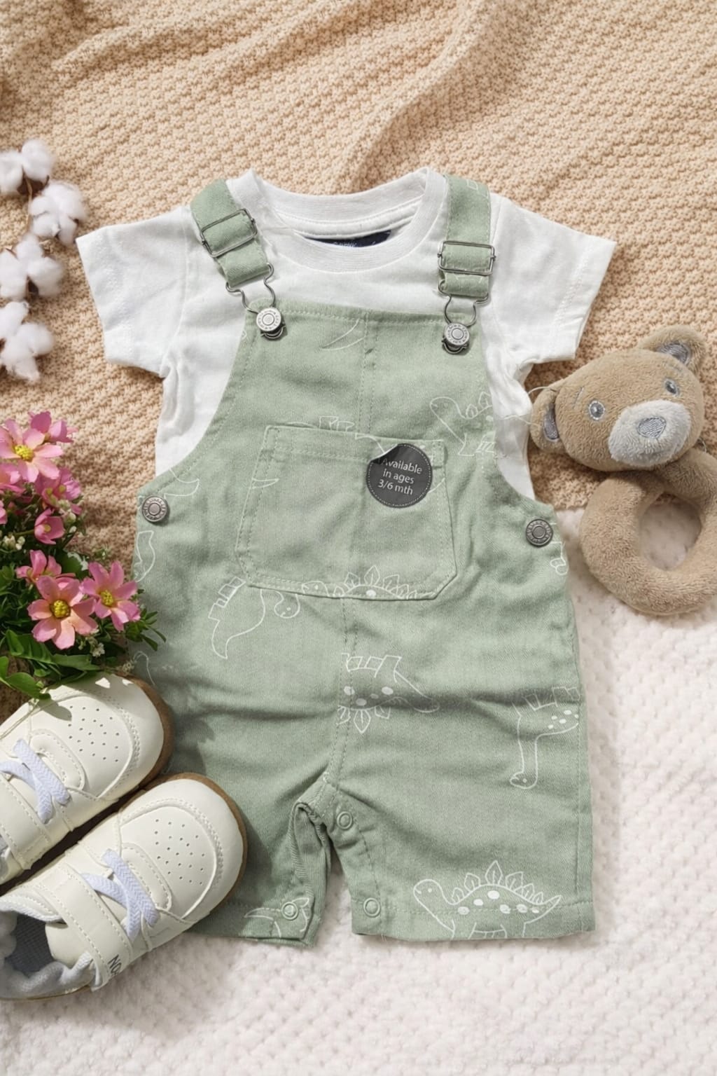 Conjunto De Braga En Jean Verde De Dinosaurios Con Camisa Blanca Para Niño
